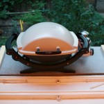 Der Grill auf dem Fensterbrett