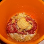 Hackfleisch mit Zwiebeln, Brot, Ei, Senf und Petersilie mischen