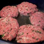 Fleischpflanzerl von beiden Seiten goldbraun braten