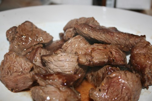 Gulasch: Fleisch kross anbraten Gulasch: Fleisch kross anbraten