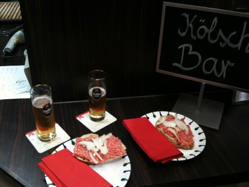 Mettbrötchen mit Bier Mettbrötchen mit Bier