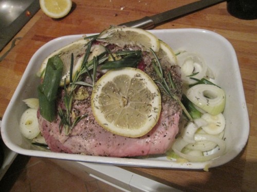 Lammkeule mit Zwiebeln und Knoblauch - mettsalat
